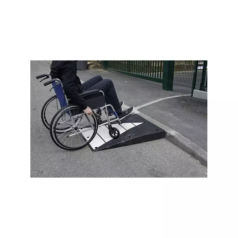 Création d'une rampe d'accès PMR antidérapante pour fauteuil roulant à  Villeneuve les Avignon dans le Gard - Azur Axess