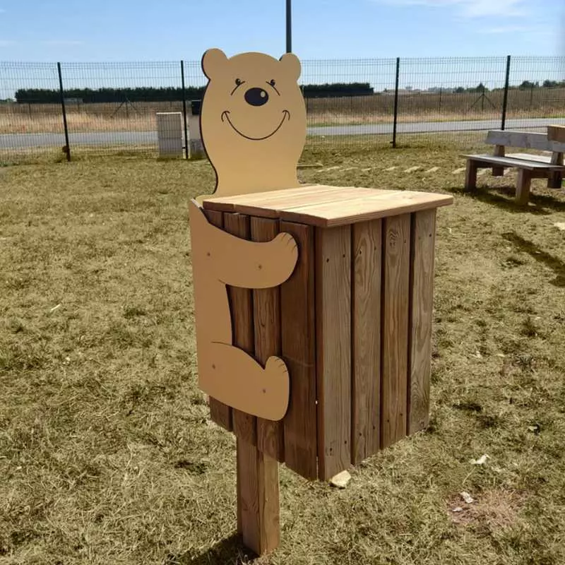 Poubelle "ours" en bois avec couvercle sur poteau