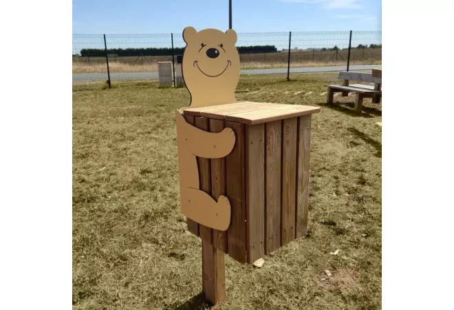 Poubelle "ours" en bois avec couvercle sur poteau