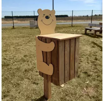 Poubelle "ours" en bois avec couvercle sur poteau